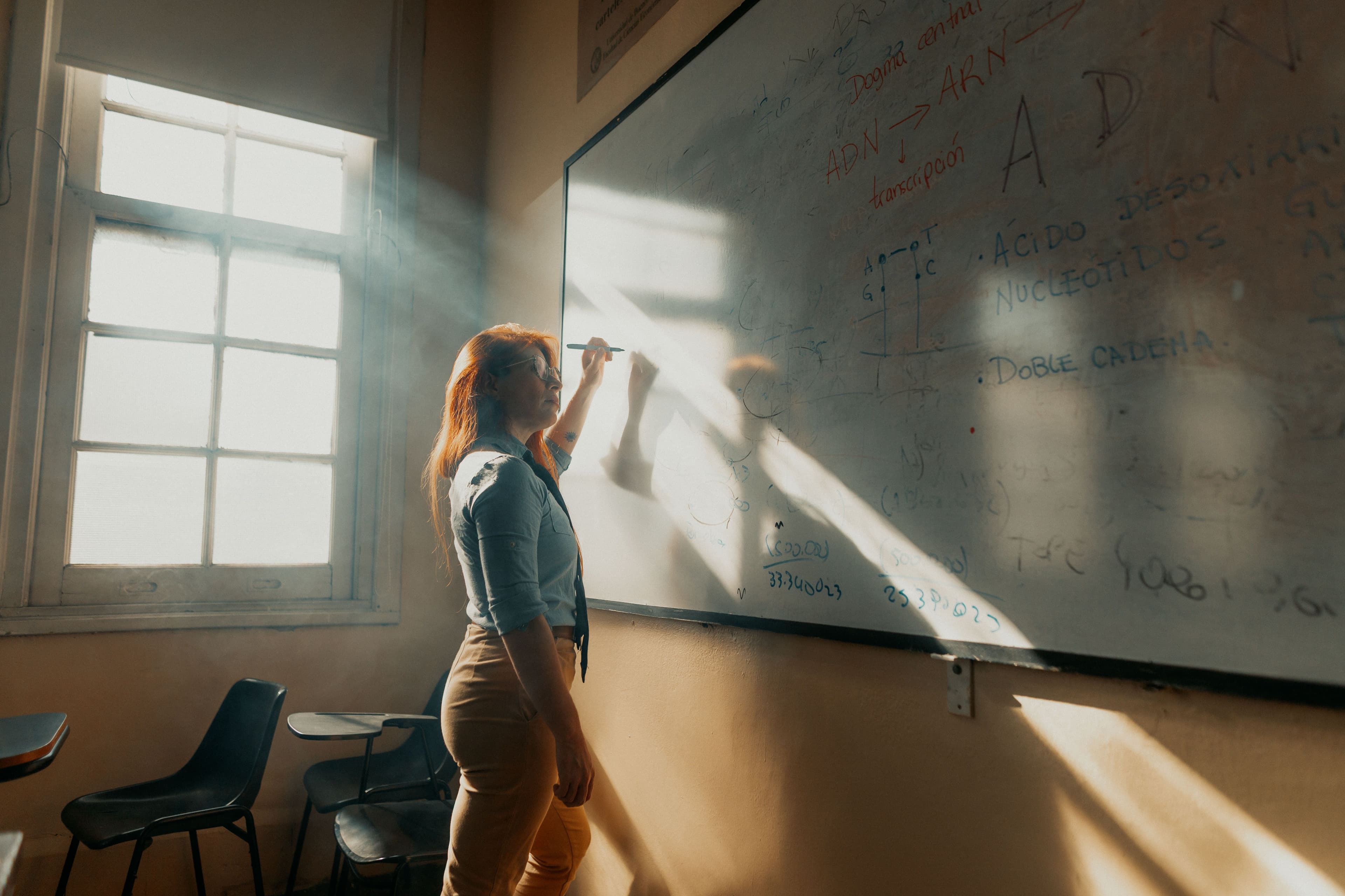 Professora parceira da ROMA em uma escola